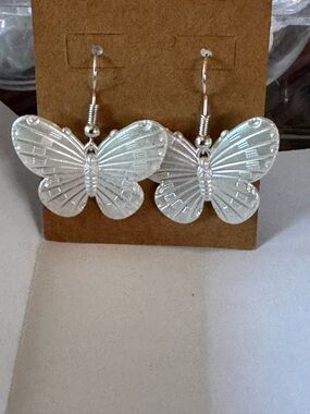NWOT Acrylic Butterfly Earrings pearl-white color